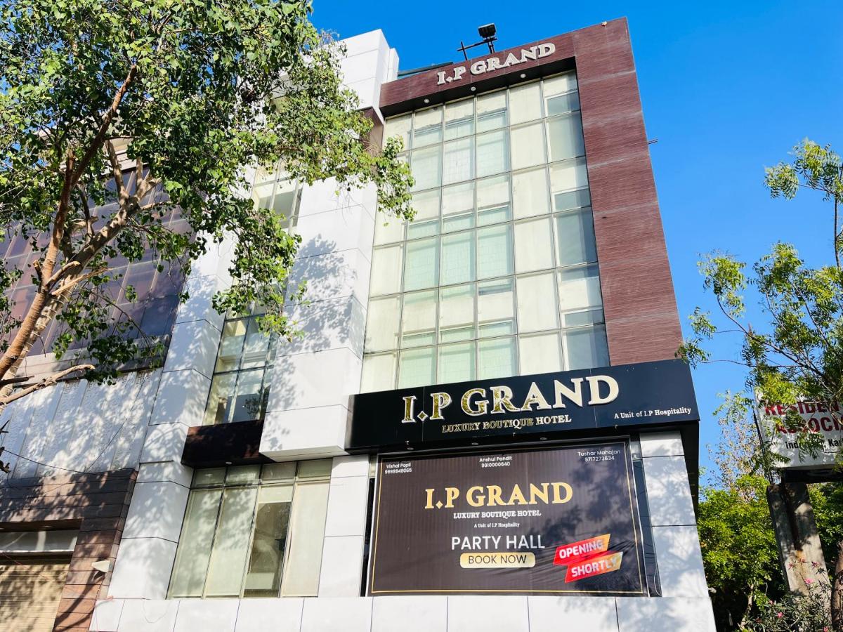 Hotel Aura IP Grand Karkardooma Metro Station New Delhi Couple friendly - Housity