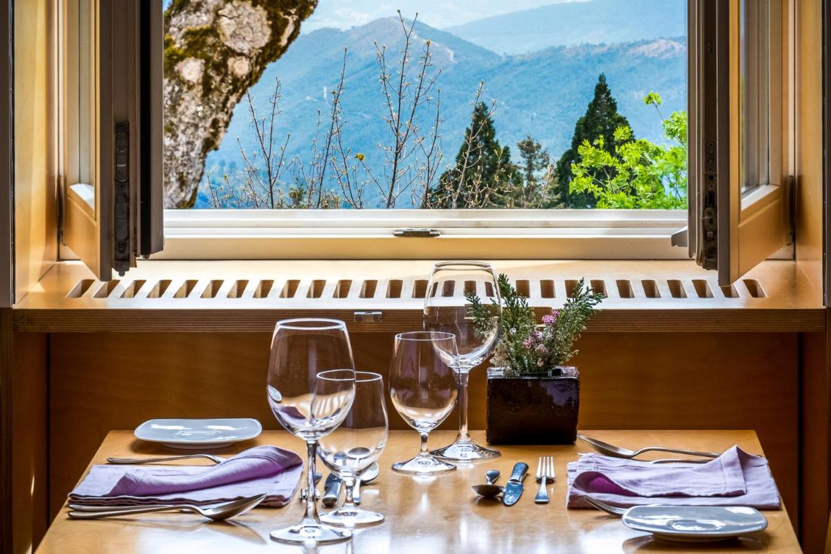 Uma vista geral da montanha ou uma vista da montanha a partir do hotel