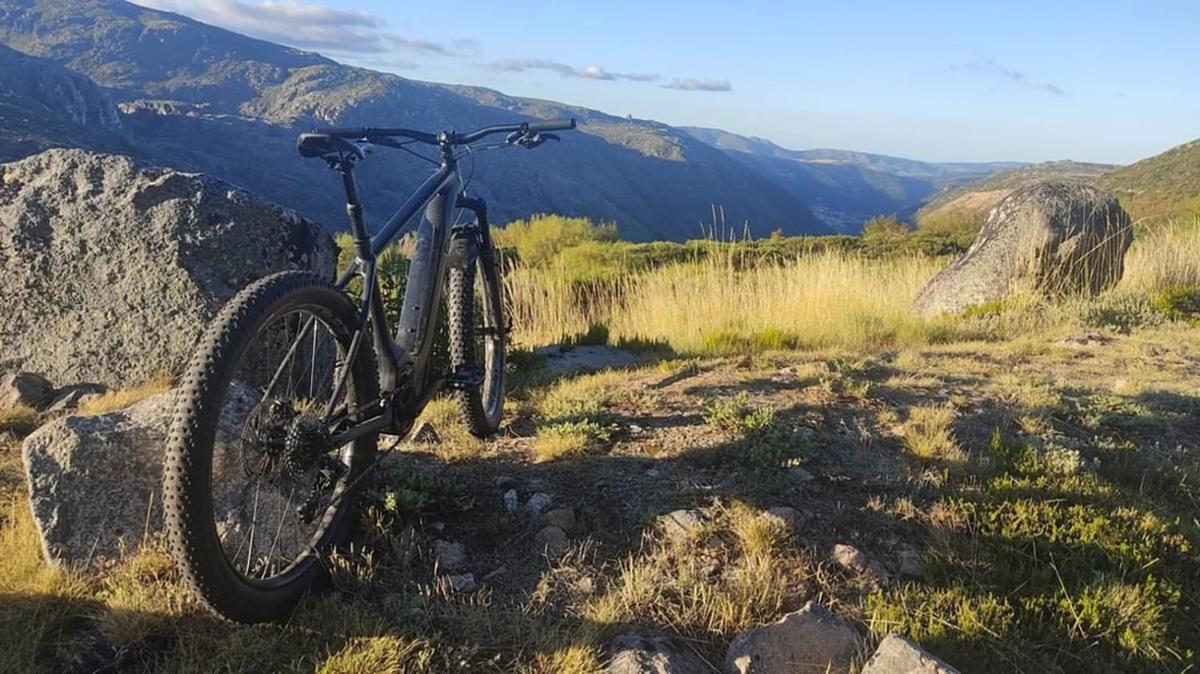 Uma vista geral da montanha ou uma vista da montanha a partir do hotel