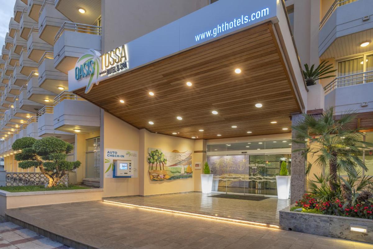 El vestíbulo o zona de recepción de GHT Oasis Tossa & Spa