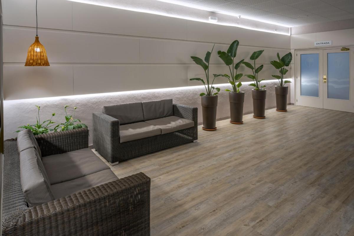 Zona de estar de GHT Oasis Tossa & Spa