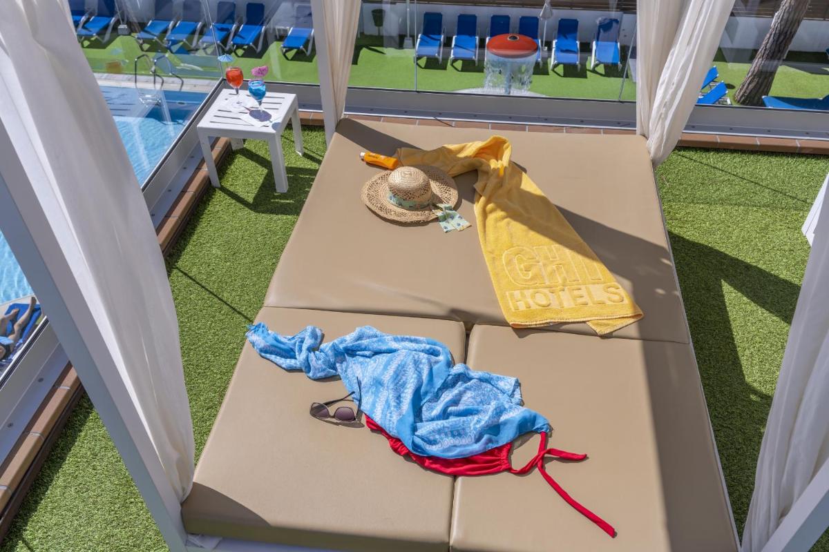 Una caja con un sombrero y una toalla encima en GHT Costa Brava & Spa, en Tossa de Mar