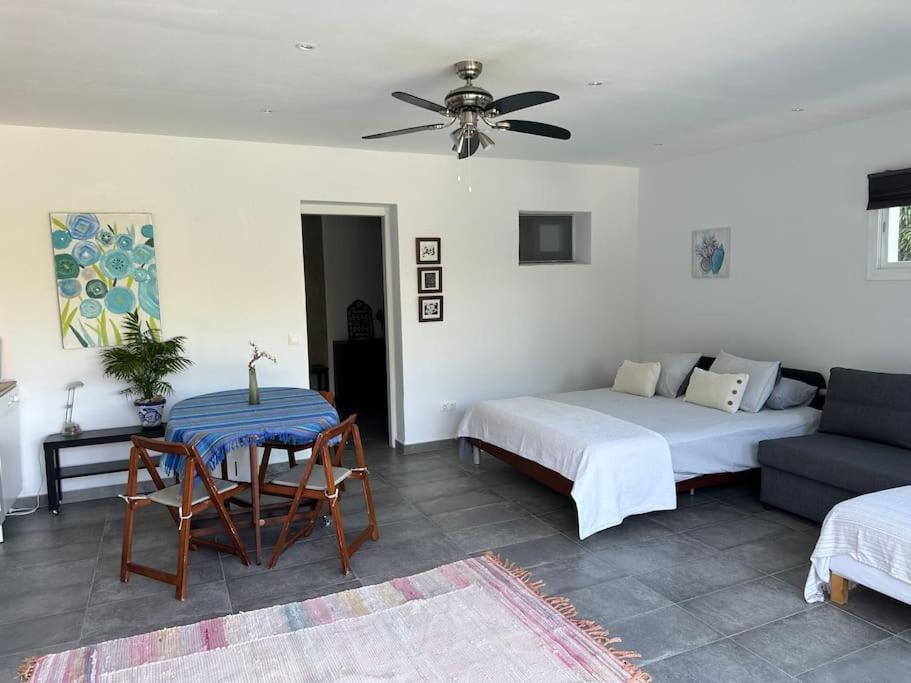 Pool-side chic studio in beautiful countryside - Housity