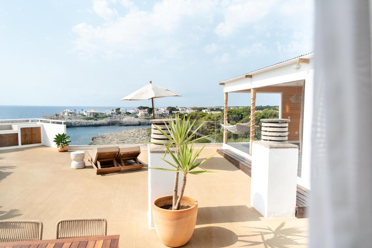 Un patio con vista al mar desde una casa. en Portomar Apartments - 4-Star Superior Hotel, en Portocolom