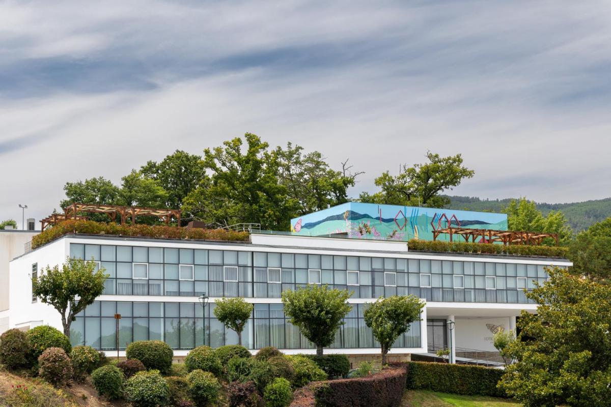 Um jardim no exterior de Boticas Hotel Art & SPA