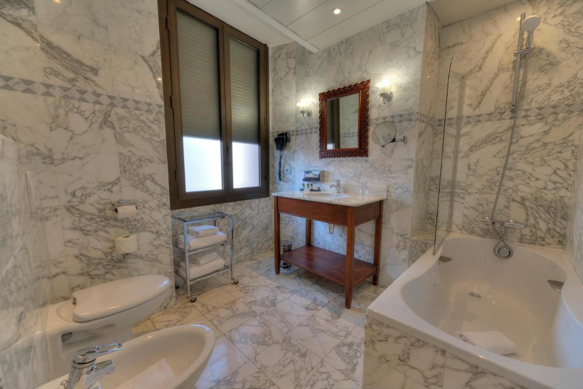 Salle de bains dans l'établissement Westminster Hotel & Spa Nice