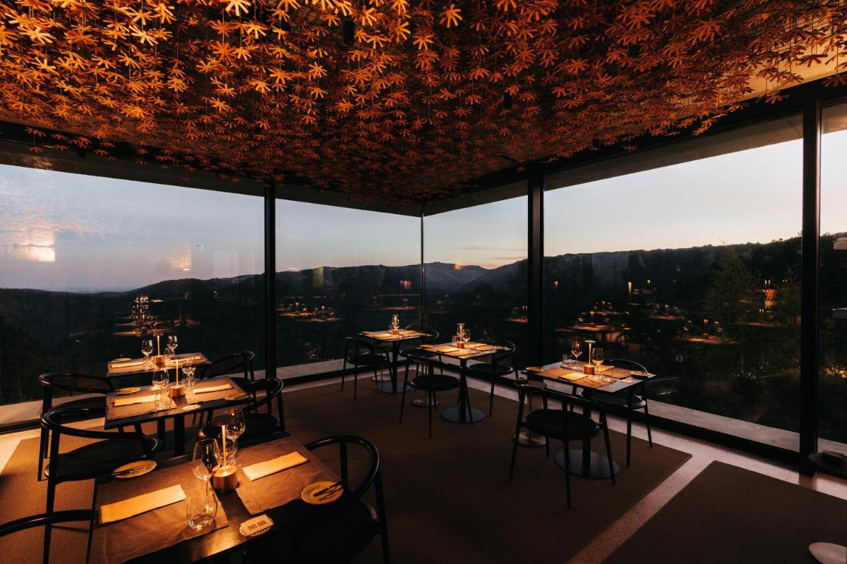 Um restaurante ou outro lugar para comer em Casa de São Lourenço - Burel Panorama Hotel - member of Design Hotels