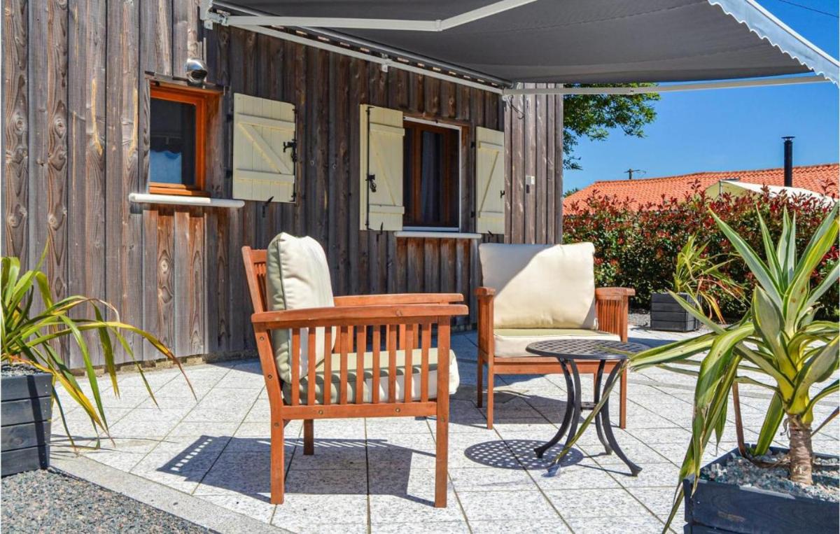 Stunning Home In Poitou Charentes With Jacuzzi, Wifi And Outdoor Swimming Pool - Housity