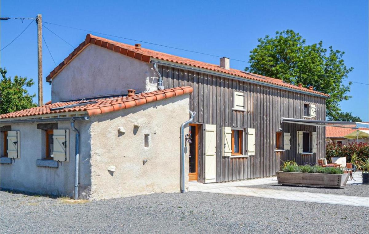 Stunning Home In Poitou Charentes With Jacuzzi, Wifi And Outdoor Swimming Pool - Housity