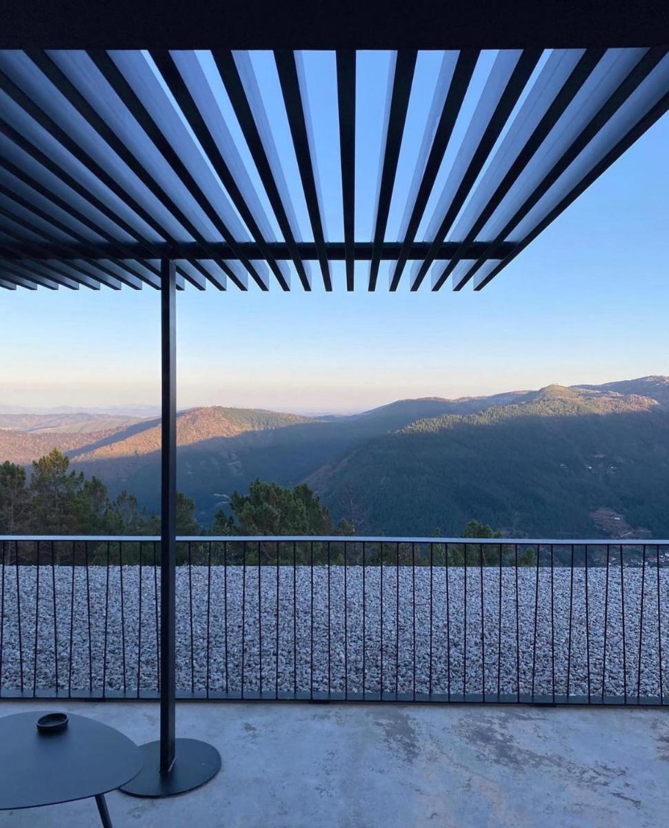 Uma vista geral da montanha ou uma vista da montanha a partir do hotel