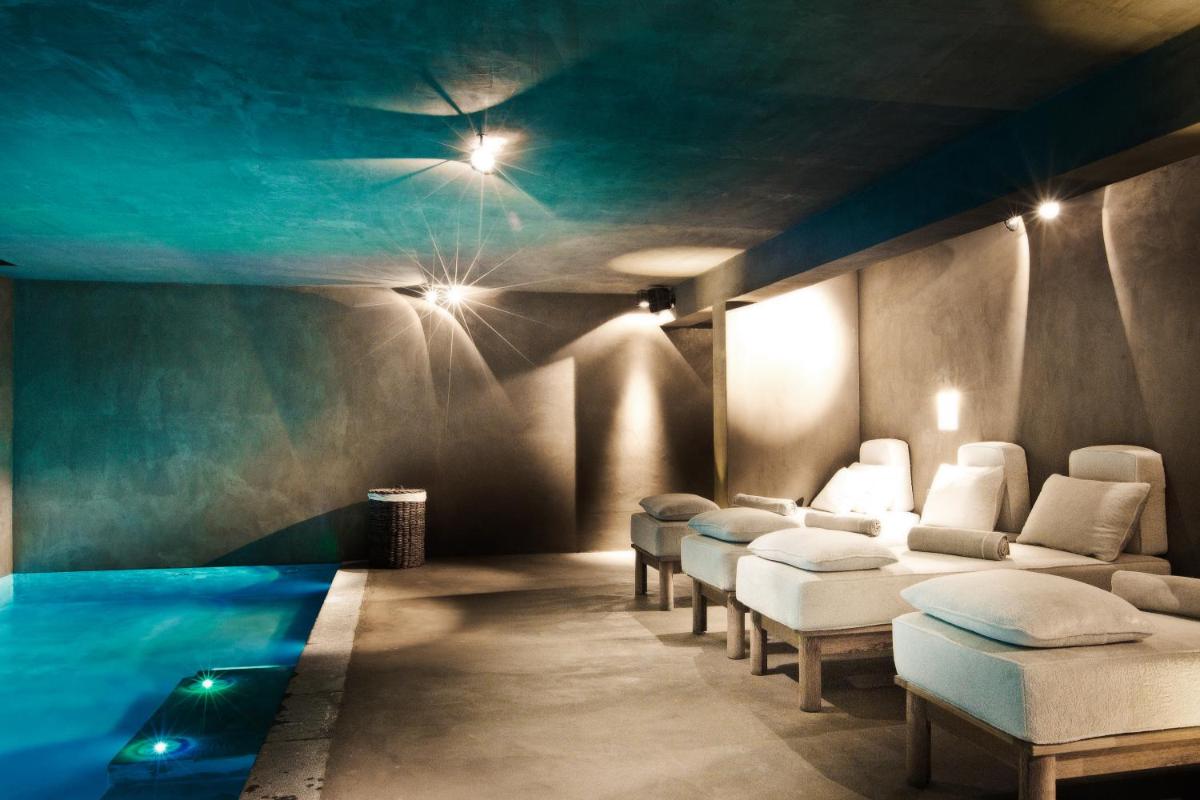 une salle d'attente avec des chaises et une piscine dans l'établissement Zannier Le Chalet, à Megève