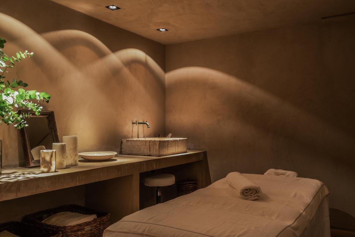une salle de bain avec un lavabo et un lit dans l'établissement Zannier Le Chalet, à Megève