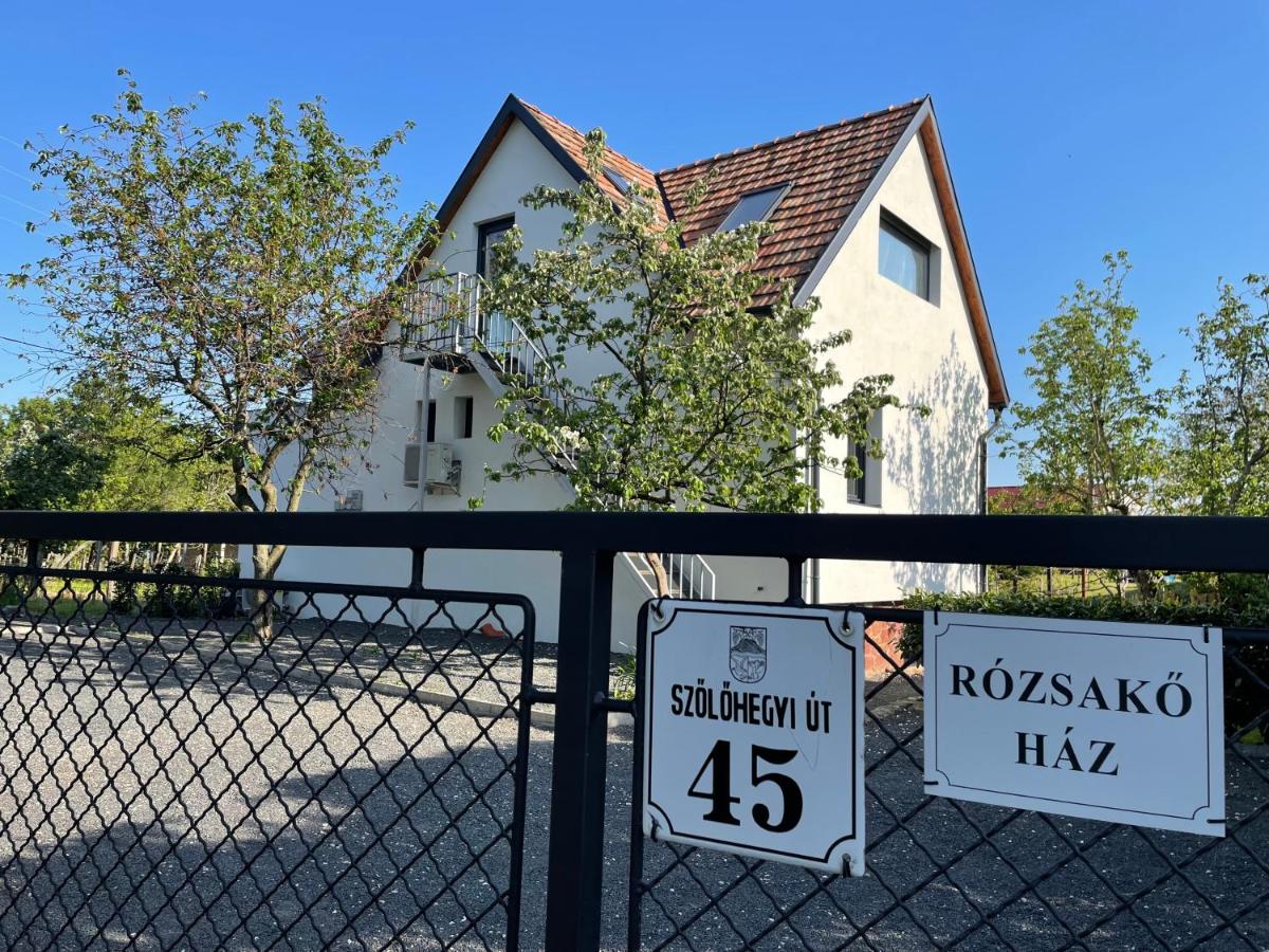 Rózsakő Ház - Housity