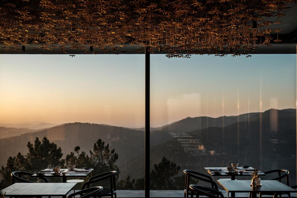 Uma vista geral da montanha ou uma vista da montanha a partir do hotel