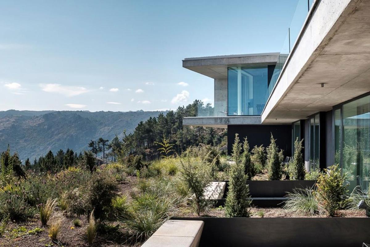 uma casa com vista para as montanhas em Casa de São Lourenço - Burel Panorama Hotel - member of Design Hotels em Manteigas