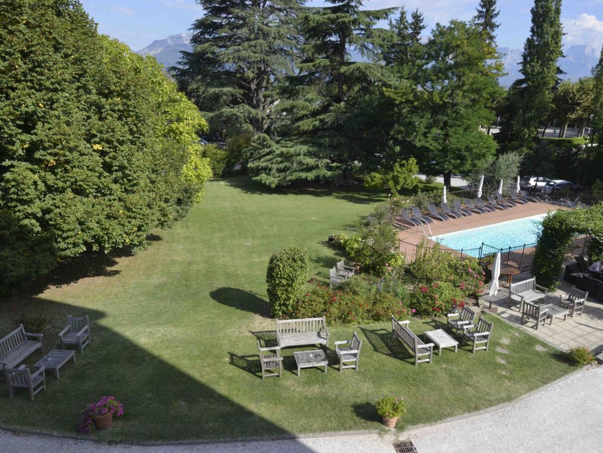 Piscine de l'établissement Château Hôtel, Restaurant & Spa De La Commanderie ou située à proximité