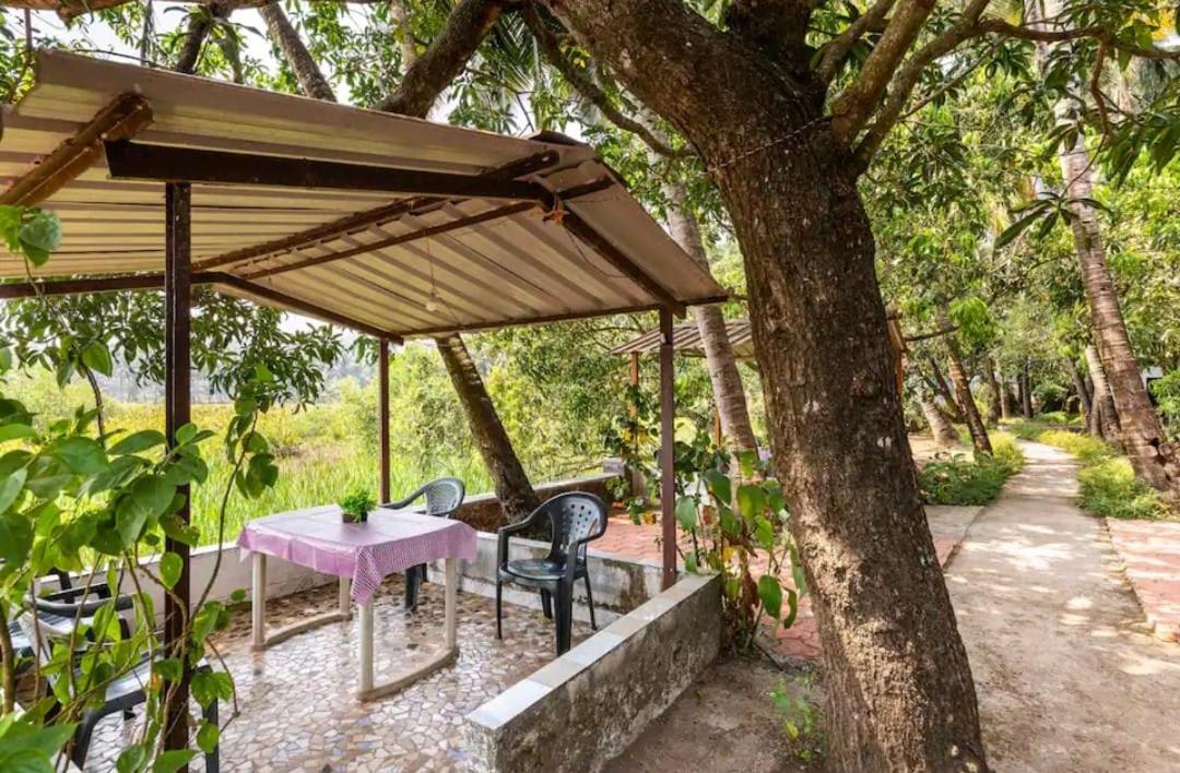 Casa DCM and Esmeralda - Villa's and Lake view Rooms in Bambolim with Swimming Pool acces - Housity