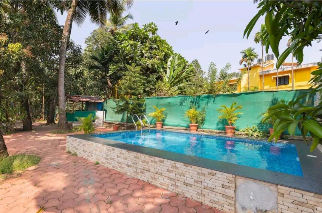 Casa DCM and Esmeralda - Villa's and Lake view Rooms in Bambolim with Swimming Pool acces - Housity