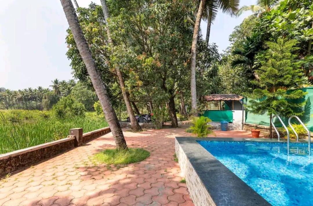 Casa DCM and Esmeralda - Villa's and Lake view Rooms in Bambolim with Swimming Pool acces - Housity