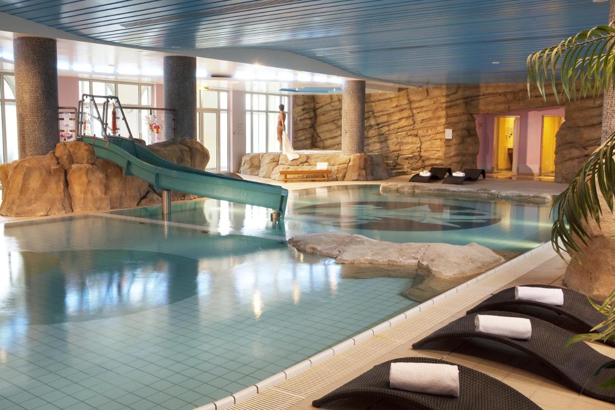 Piscine de l'établissement Dream Castle Hotel Marne La Vallee ou située à proximité