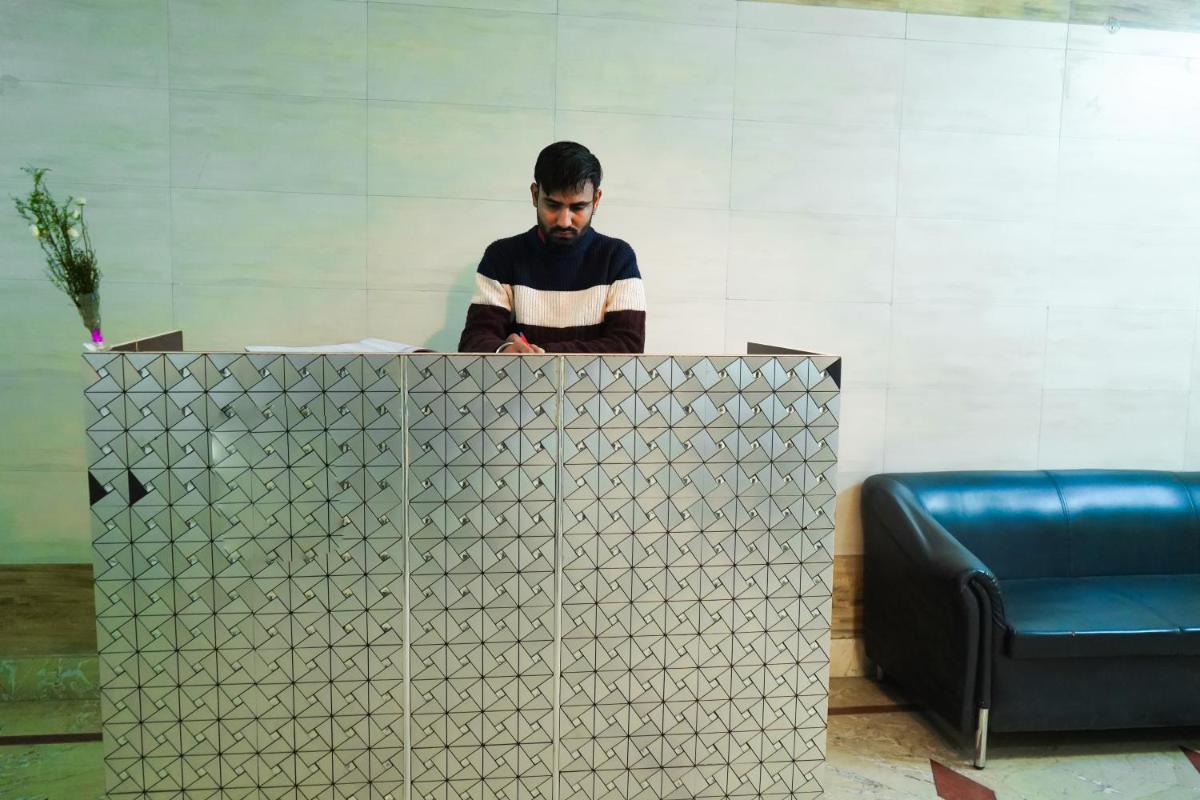Suitetrails - Roomshala 124 Royal inn Rohini - Sector 16