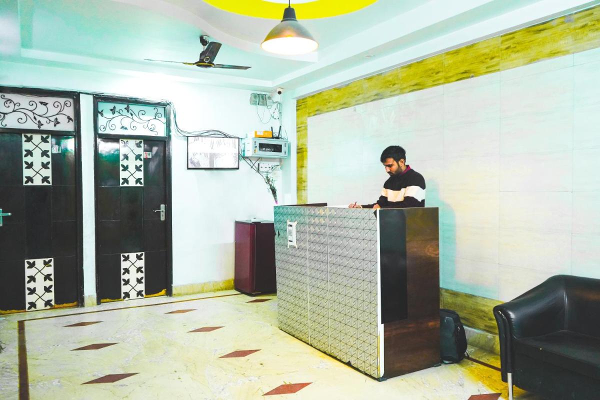 Suitetrails - Roomshala 124 Royal inn Rohini - Sector 16