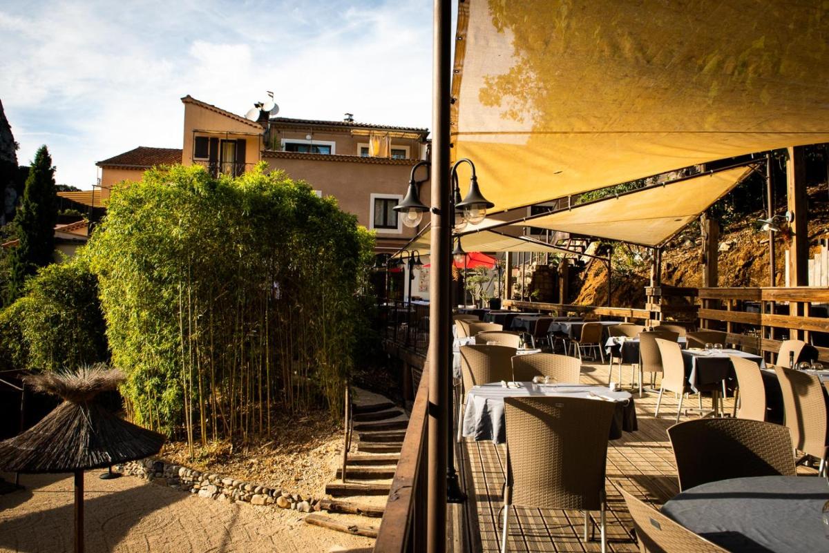 Restaurant ou autre lieu de restauration dans l'établissement Le Belvedere