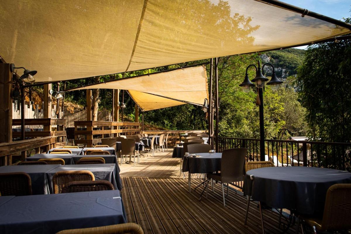 Restaurant ou autre lieu de restauration dans l'établissement Le Belvedere
