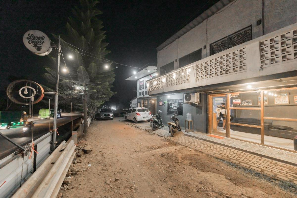RedDoorz near Terminal Pasir Hayam Cianjur - Hizvo