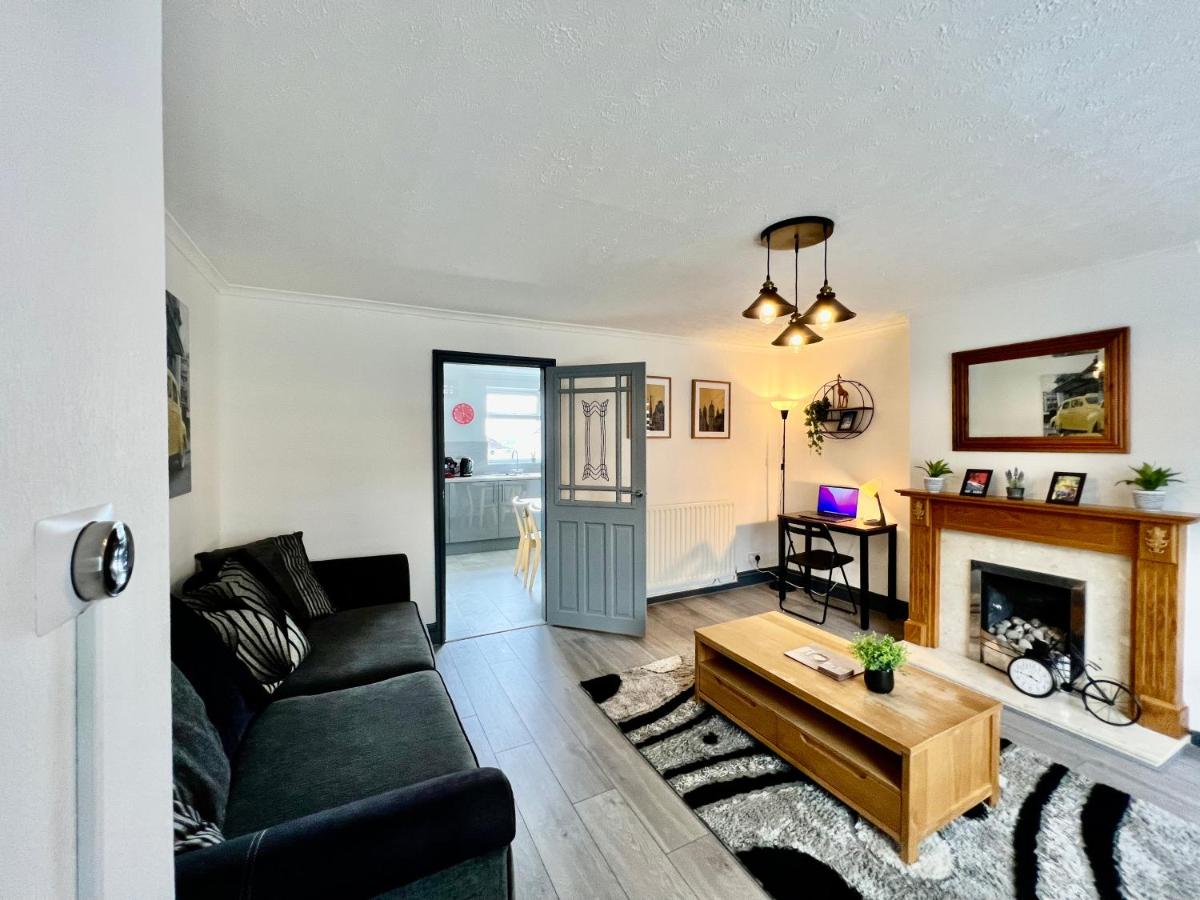 Clifton House - Stylish 3 Bed home with parking - Housity