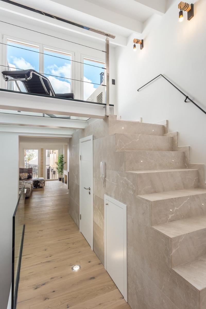 Designer Loft with Terrace in prime Location - Housity