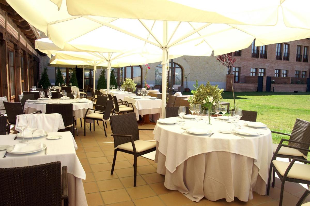 Un restaurante o sitio para comer en Hotel Cándido