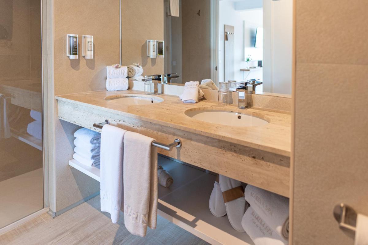 Un baño de Hotel Marina