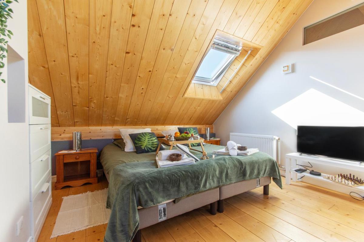 Chalet Like Upstairs Private Suite - Housity
