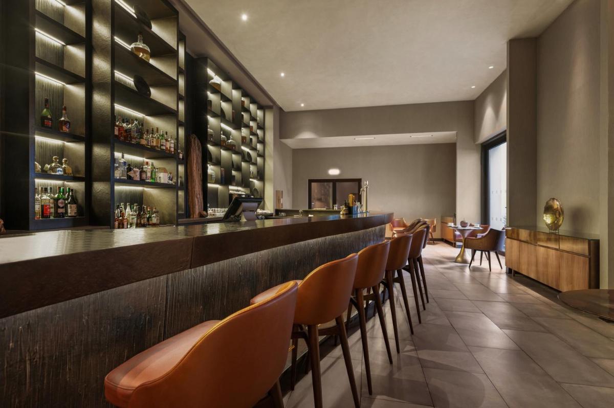 A área de bar ou lounge em Hilton Porto Gaia