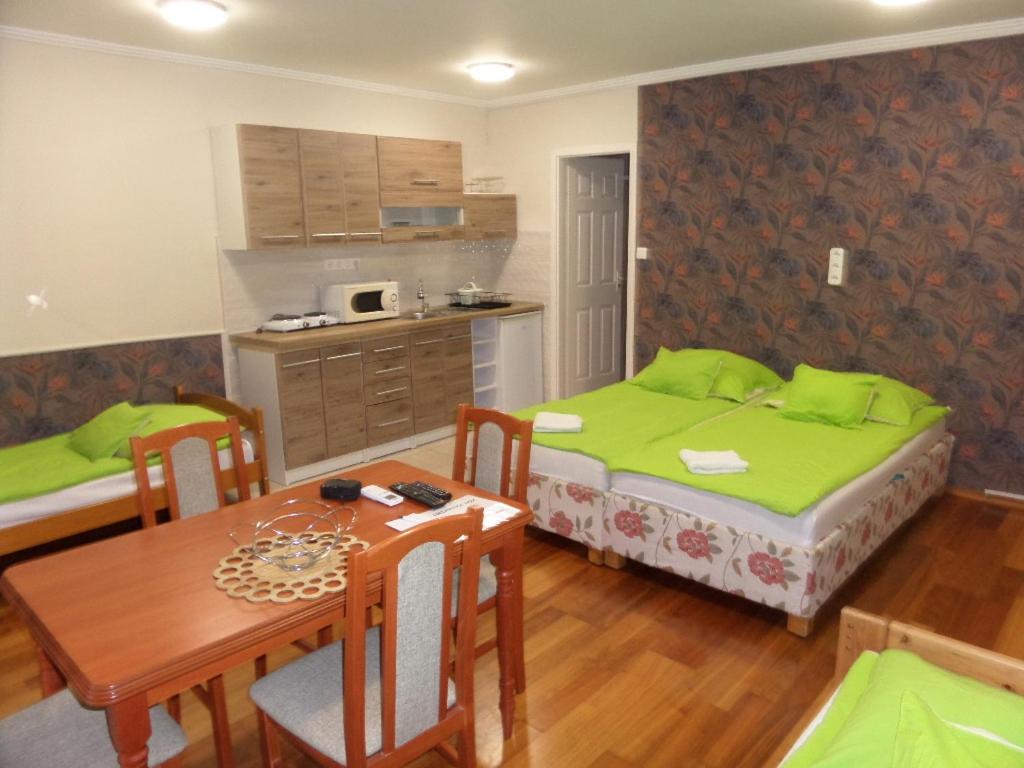 Karneol Apartmanház Cserkeszőlő - Housity