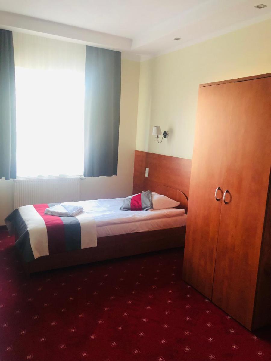 Pensjonat Cartine Jelcz-Laskowice - Housity