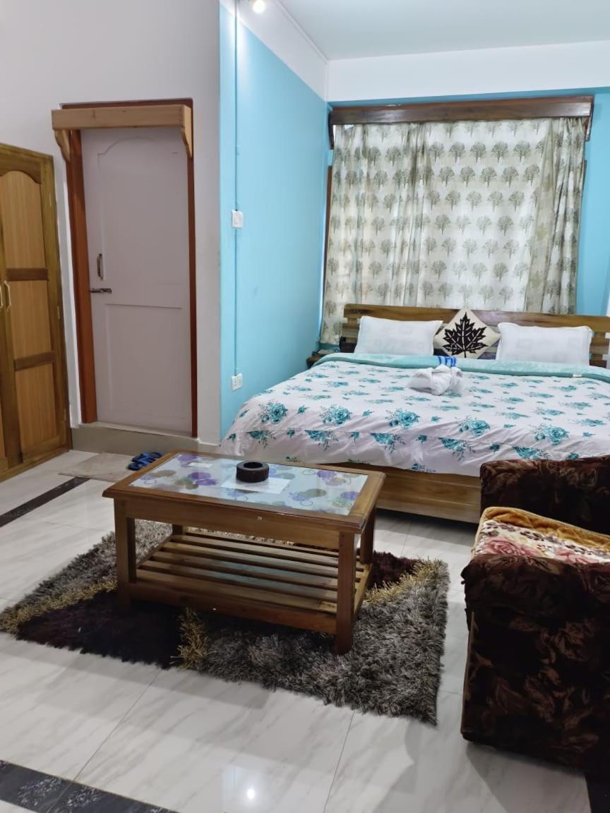 Hotel White Tara - Housity