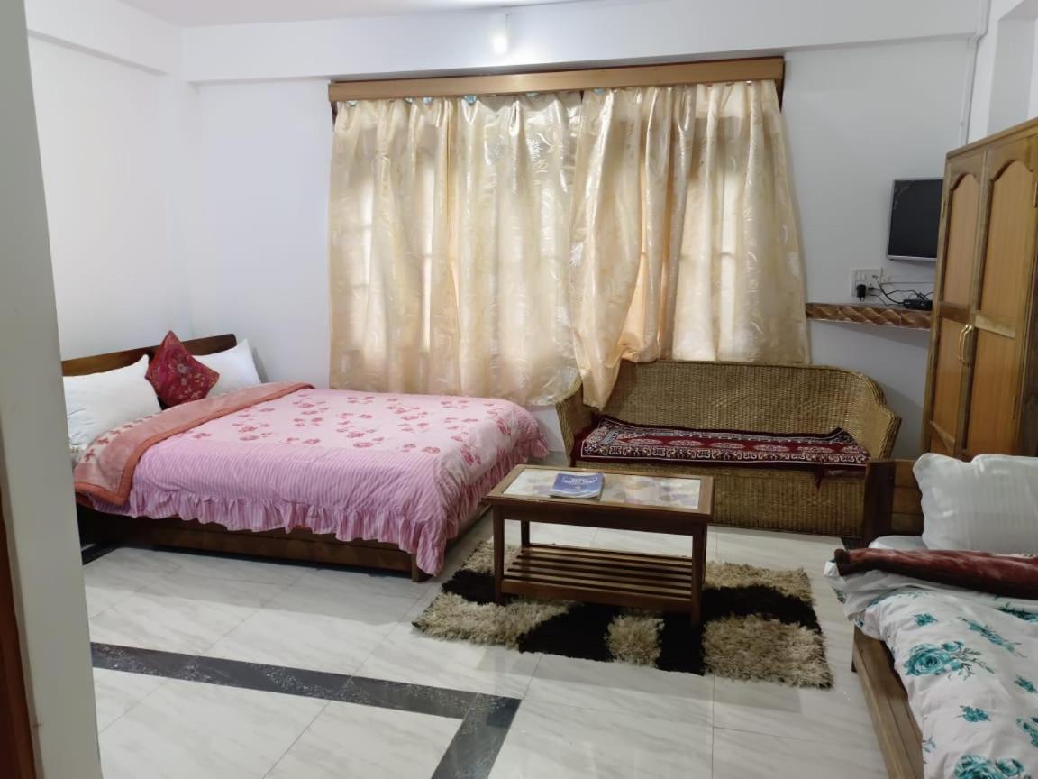 Hotel White Tara - Housity