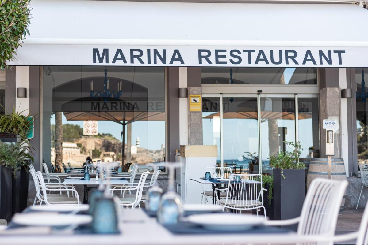 Un restaurante o sitio para comer en Hotel Marina