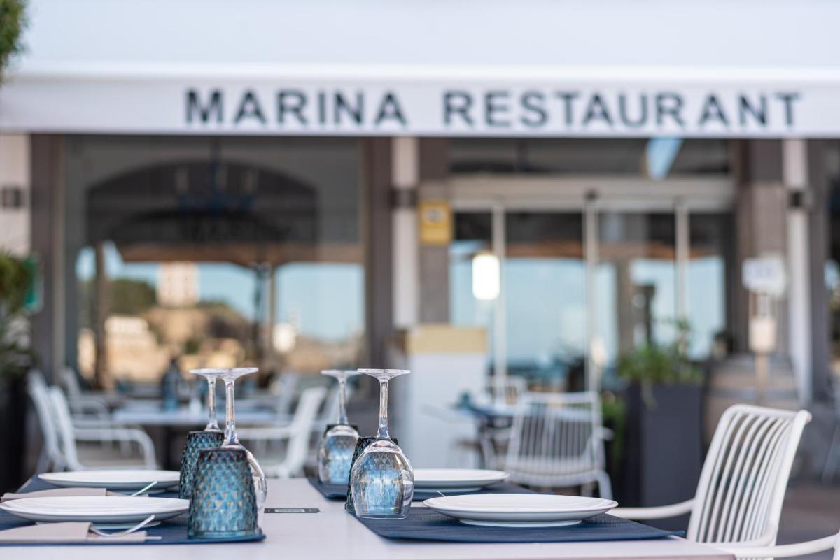 Un restaurante o sitio para comer en Hotel Marina