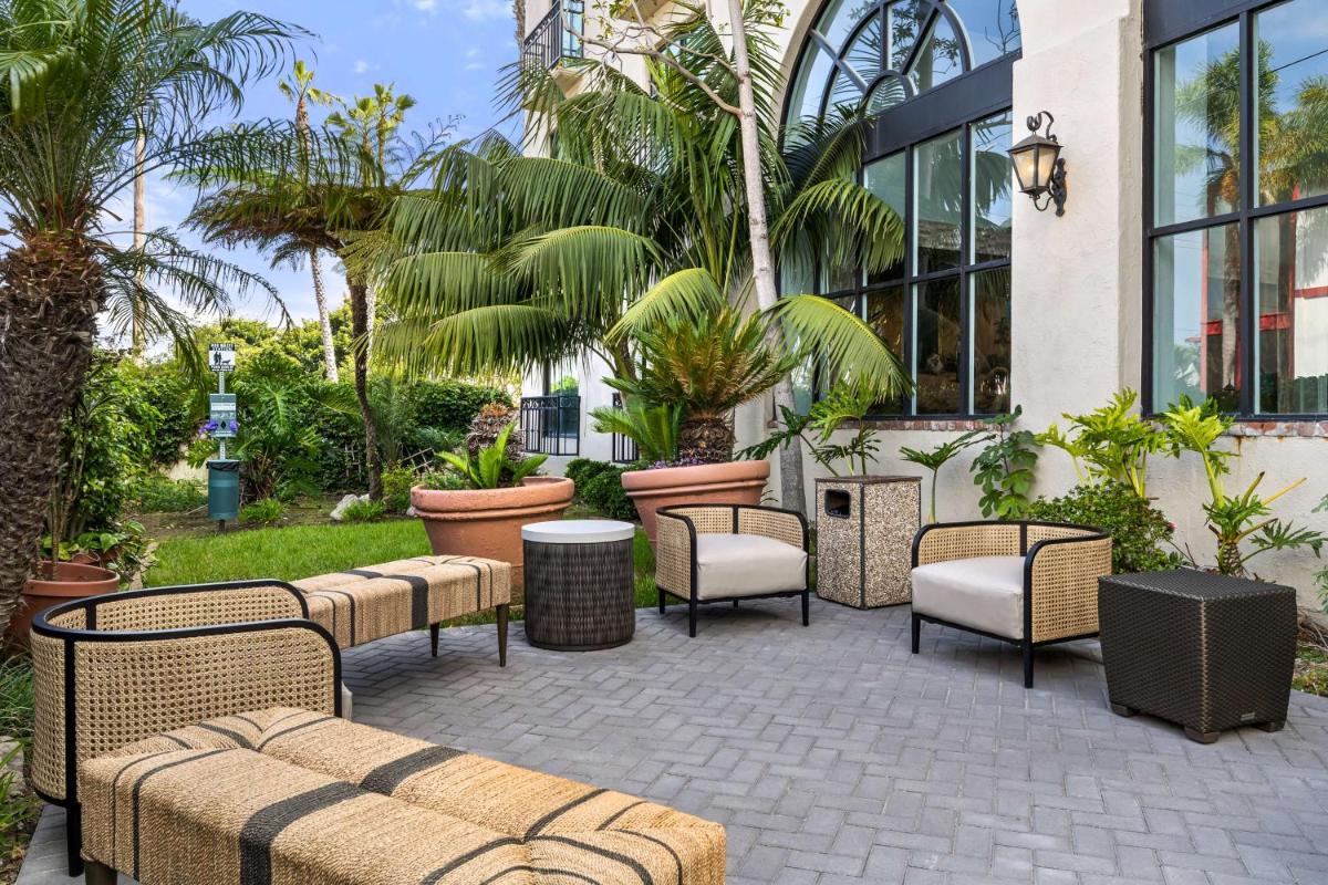 Embassy Suites by Hilton Los Angeles International Airport South - Housity