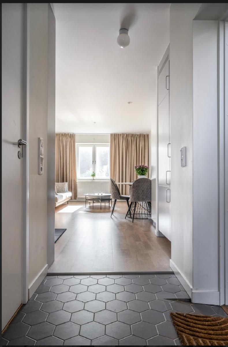 Central apartment 5min drive to the Airport. - Housity