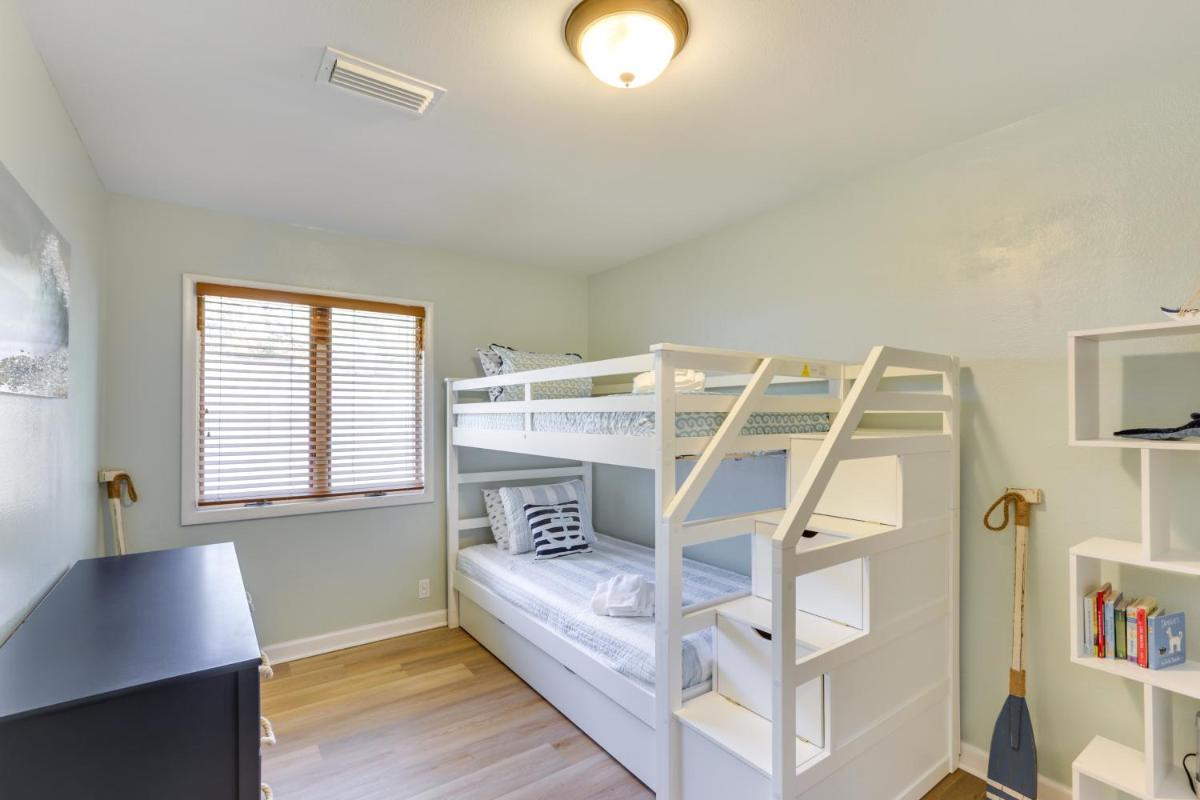 Private Beach and Dock Waterfront Panacea Retreat! - Housity