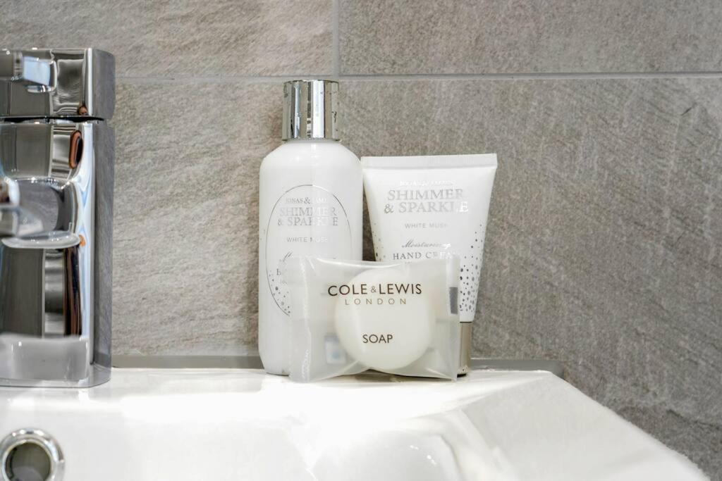 Central Buckingham Apartment #3 with Free Parking, Pool Table, Fast Wifi and Smart TV with Netflix by Yoko Property - Housity