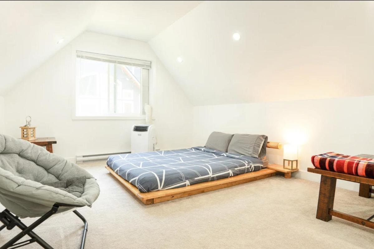 Brand New 3BR Cabin w/Indoor Fireplace and Laundry - Housity