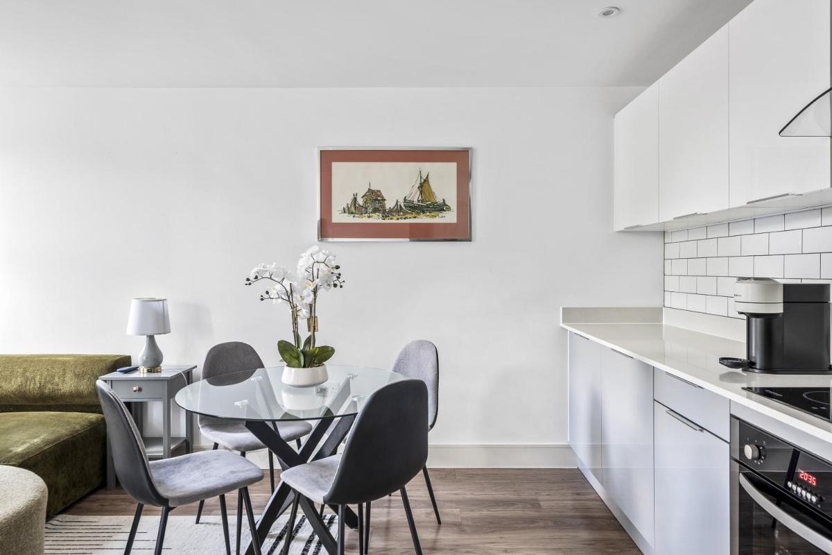 Luxurious 2 Bedroom Apartment with Free Parking - Housity