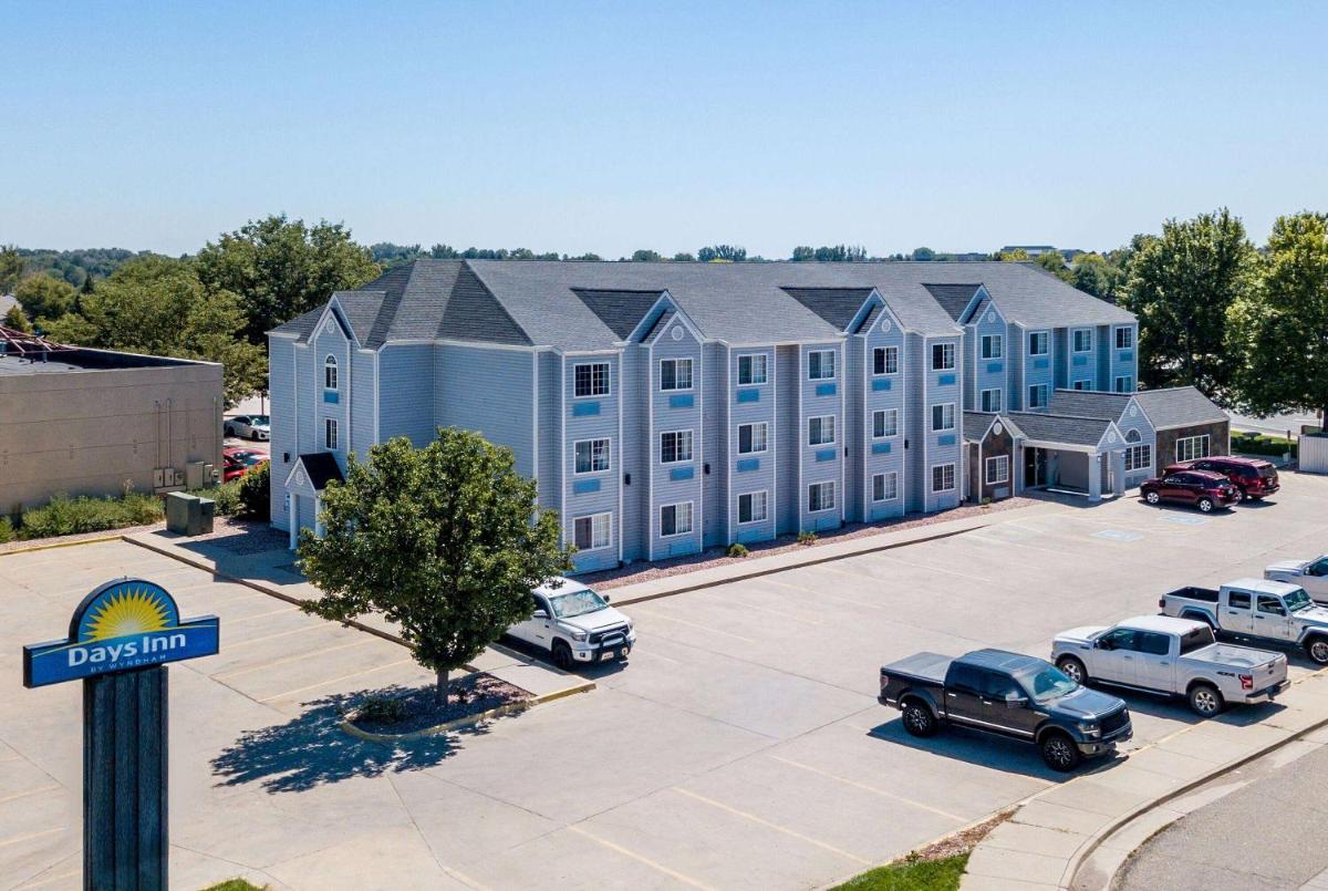 Days Inn & Suites by Wyndham Greeley - Housity