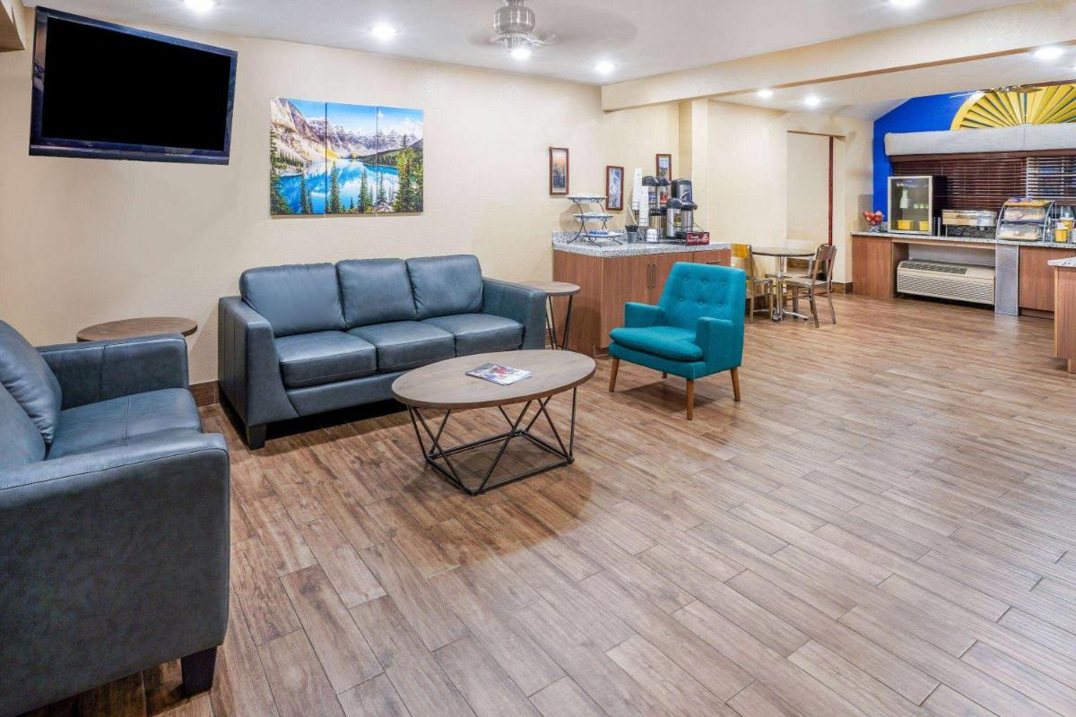 Days Inn & Suites by Wyndham Greeley - Housity