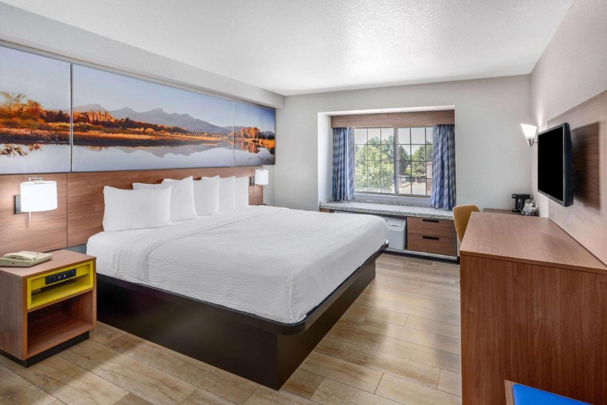 Days Inn & Suites by Wyndham Greeley - Housity